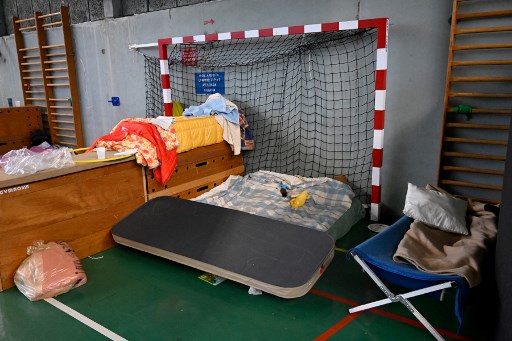 Une photo montre un lit de fortune dans un but de handball d'un gymnase occupé par une centaine de migrants réclamant une solution d'hébergement temporaire décente, le 17 janvier 2022. (Damien Meyer/AFP)