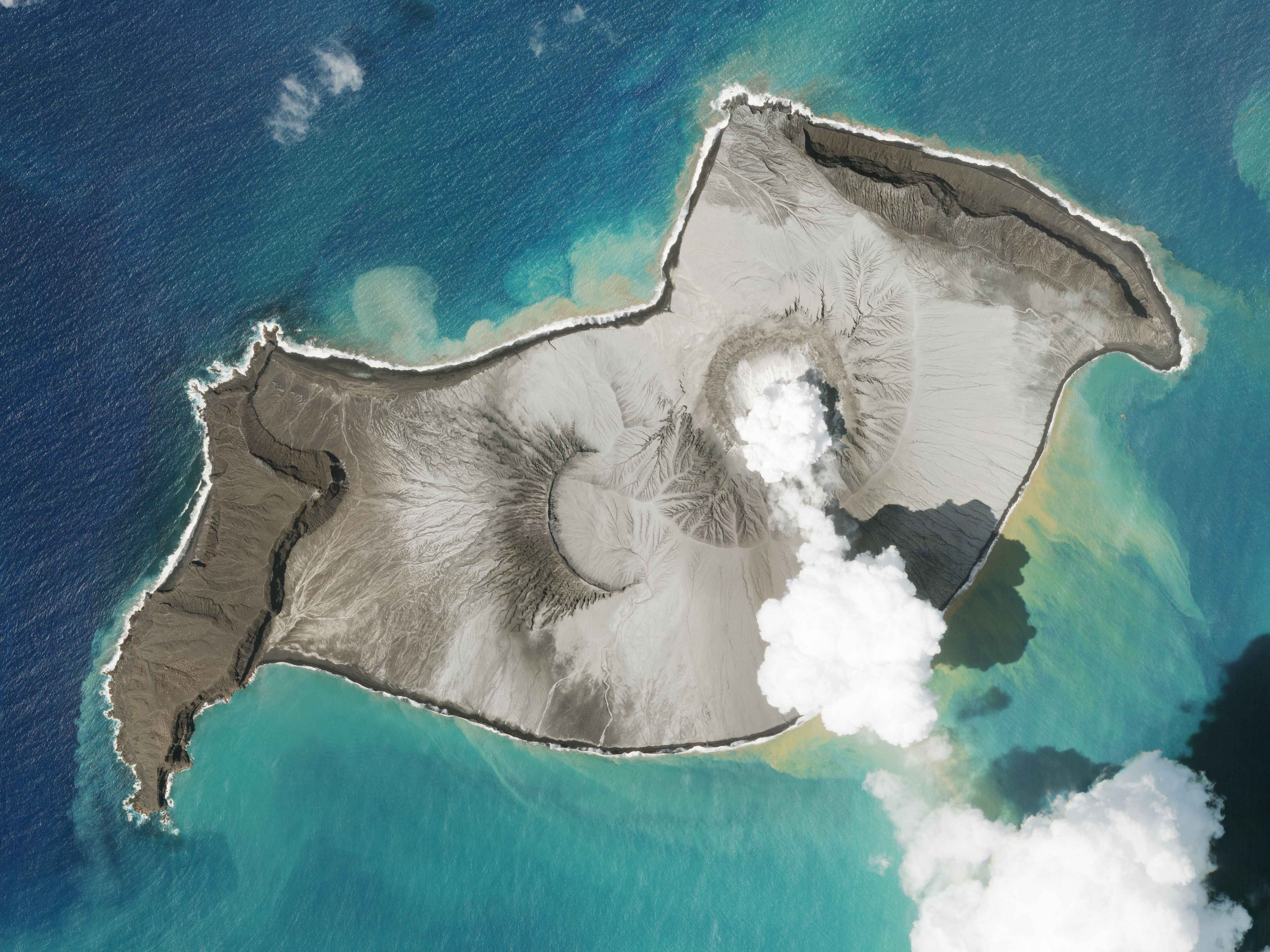 Premier décès aux îles Tonga, toujours coupées du monde après une éruption et un tsunami