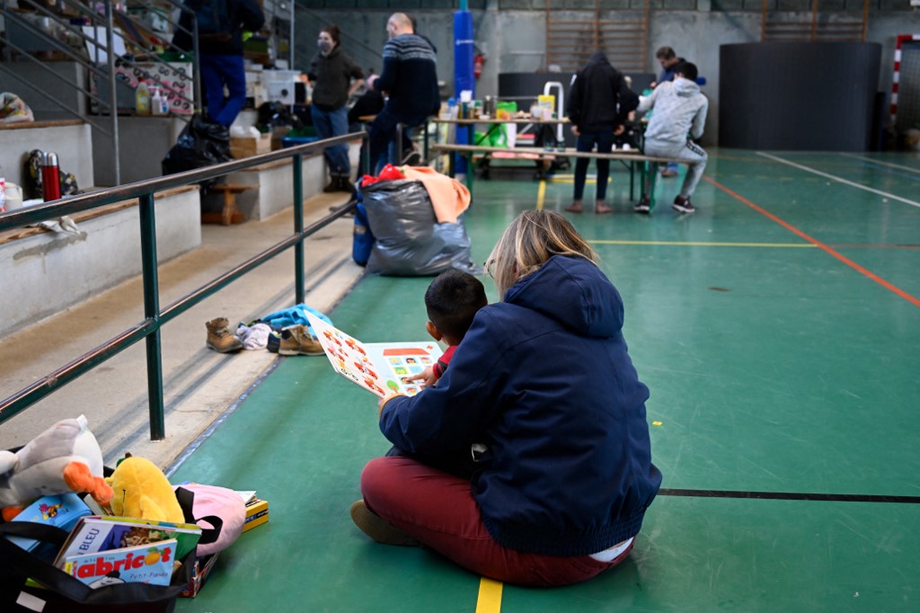 Dans l'ouest de la France, des migrants ballottés depuis des mois réclament un toit