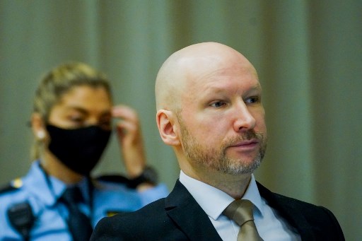 Coupable d’une tuerie de masse, Anders Behring Breivik (à droite) est photographié le premier jour du procès où il demande une libération conditionnelle, le 18 janvier 2022 dans une salle d'audience de fortune à la prison de Skien, en Norvège. (Ole Berg-Rusten / NTB / AFP)