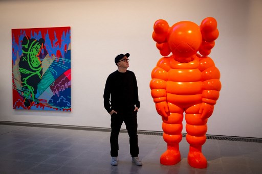 À Londres, l'artiste Kaws lance la première exposition disponible sur Fortnite