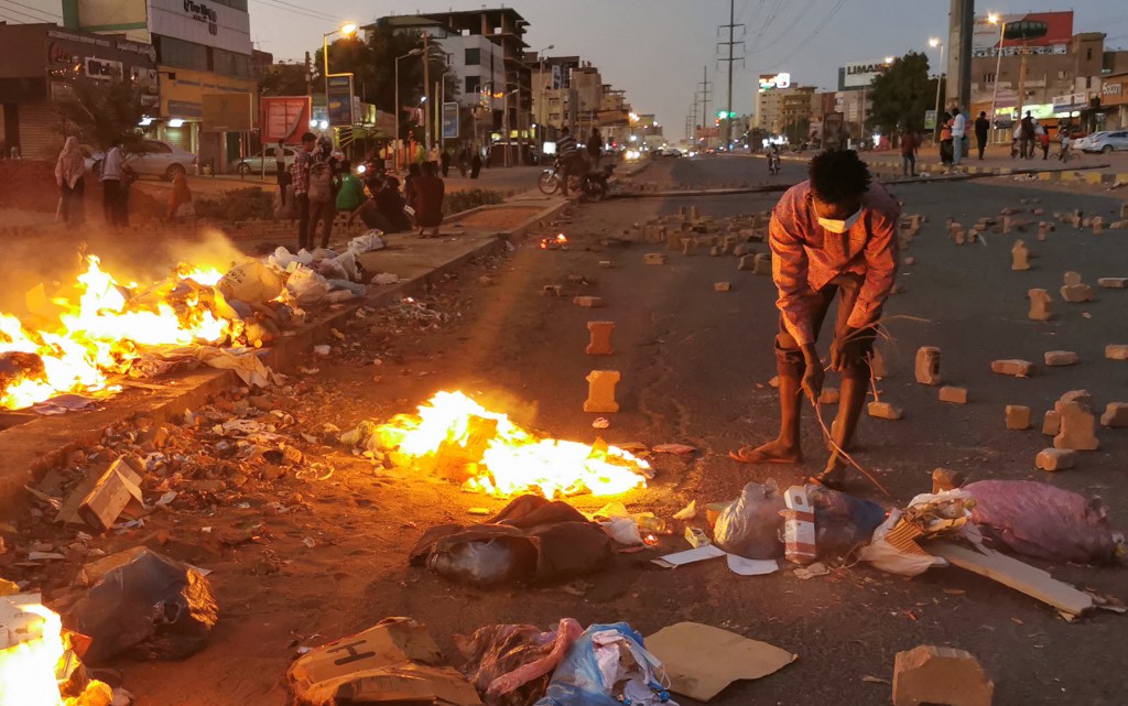 Barricades et manifestations au Soudan face au putsch