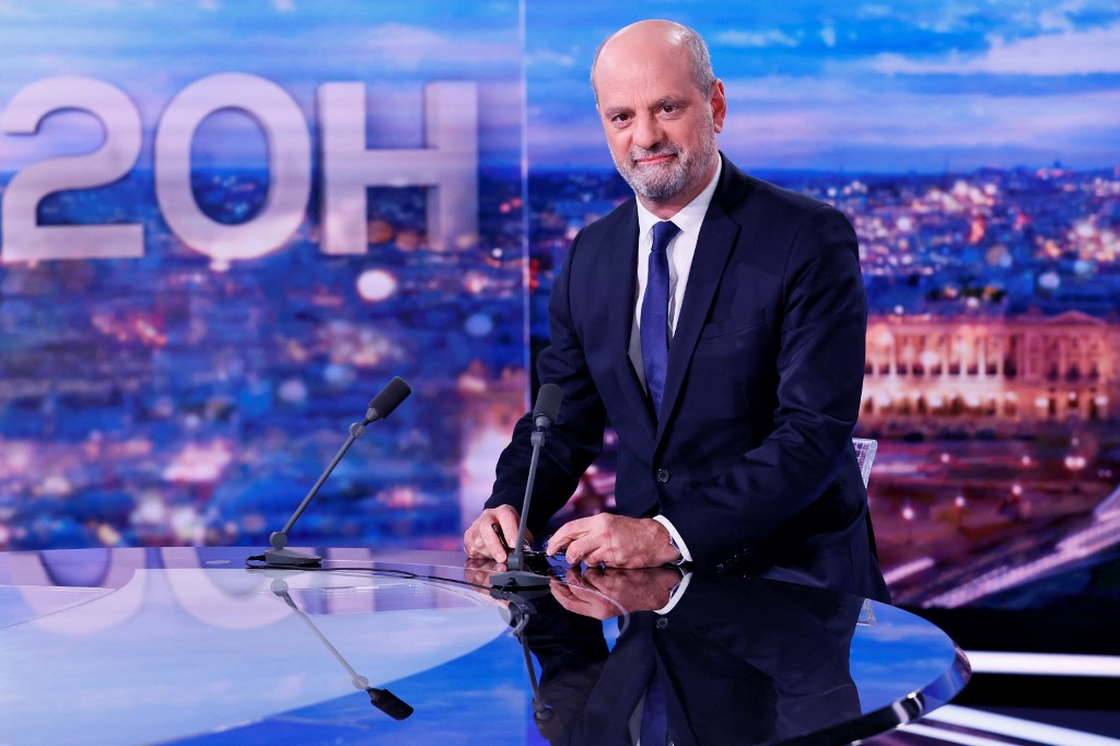 Présidentielle: Blanquer brûlé par le soleil d'Ibiza, Montebourg s'éclipse