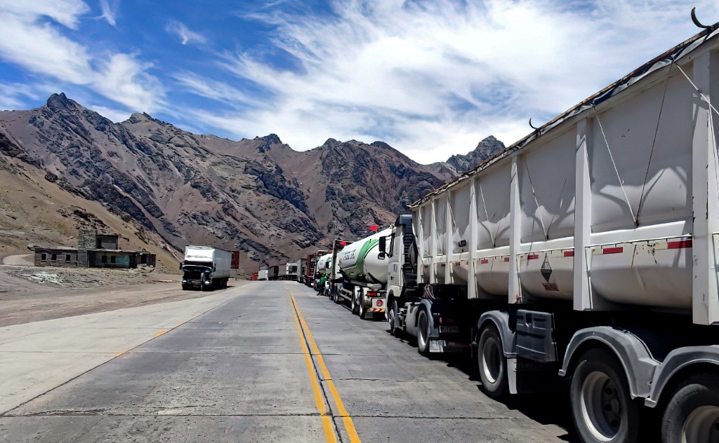 Plus de 1300 camions bloqués à la frontière Argentine-Chili par des tests Covid