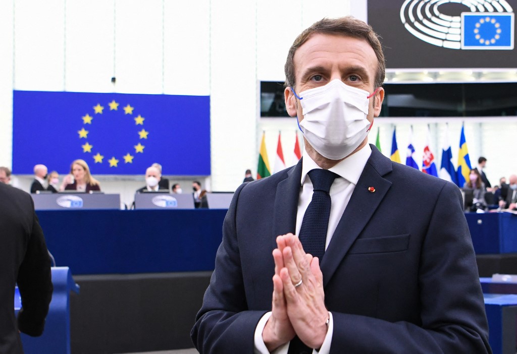 Macron défend l'État de droit européen, l'opposition l'étrille
