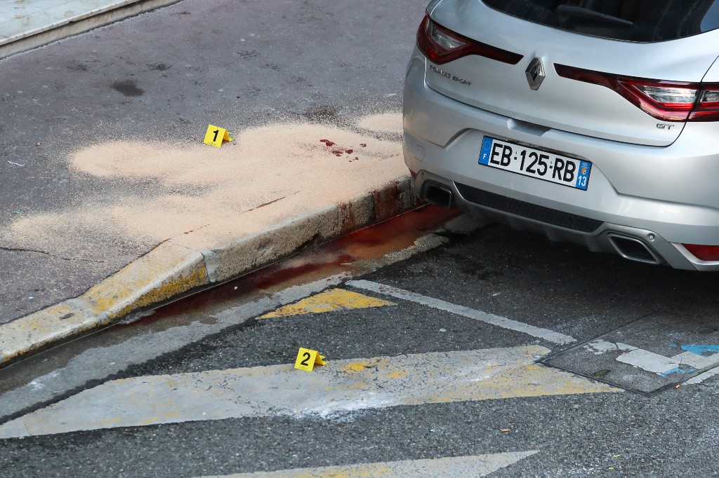 Cette photographie prise le 19 janvier 2022 montre une scène de crime où un homme d'une vingtaine d'années a été abattu par un policier lors de son interpellation à Nice, dans le sud-est de la France. (AFP)
