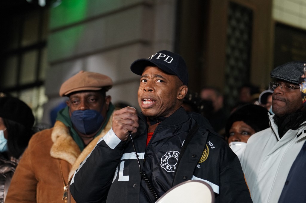 Le maire de New York promet de débarrasser la ville des armes à feu