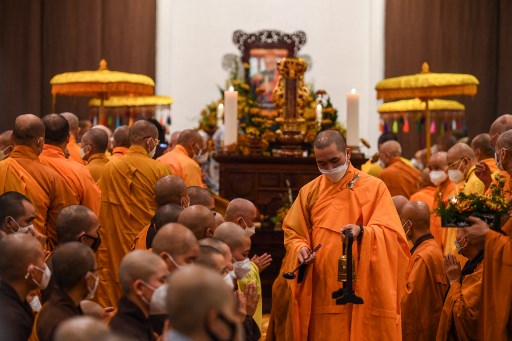 Vietnam: le célèbre moine Thich Nhat Hanh pleuré par des milliers de fidèles