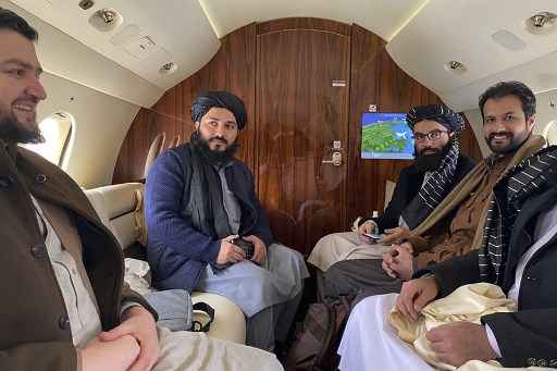 Cette photographie publiée par les talibans afghans et prise le 22 janvier 2022 montre le ministre afghan des Affaires étrangères Amir Khan Muttaqi (à gauche), le porte-parole taliban du ministère des Affaires étrangères, Abdul Qahar Balkhi (au centre)) et les délégués assis dans un avion avant de partir pour Oslo, à l'aéroport de Kaboul à Kaboul. (Talibans afghans/AFP)