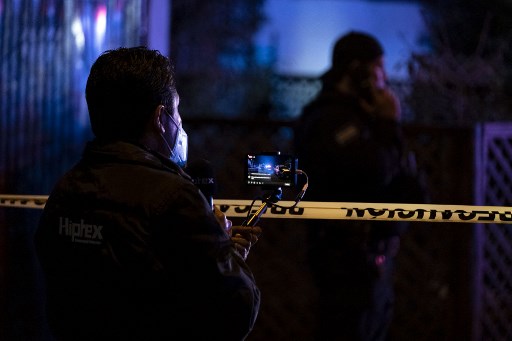 Des journalistes couvrent la scène du crime où la journaliste Lourdes Maldonado a été assassinée à Santa Fe, dans la périphérie de Tijuana, en Basse-Californie, au Mexique, le 23 janvier 2022. (Guillermo Arias/AFP)