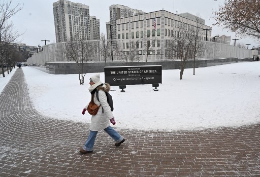 Une femme passe devant l'ambassade des États-Unis à Kiev le 24 janvier 2022. L'Ukraine a déclaré le 24 janvier 2022 qu'il était «prématuré» que les États-Unis évacuent les familles de son personnel diplomatique à Kiev en raison des craintes d'une invasion russe imminente. (Sergueï Supinsky/AFP)
