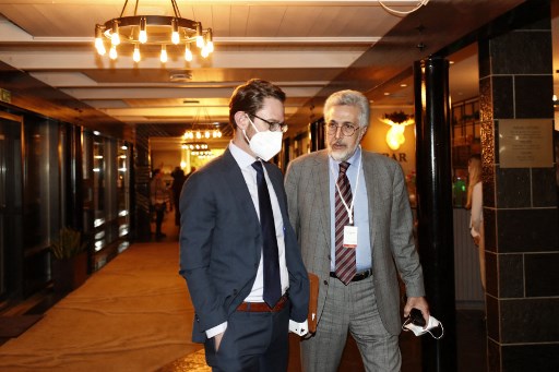 L'envoyé spécial américain en Afghanistan Thomas West et Sayed Ishaq Gailani (à droite) lors d'une réunion à l'hôtel Soria Moria le 24 janvier 2022 à Oslo, en Norvège. (Javad Parsa / NTB / AFP)