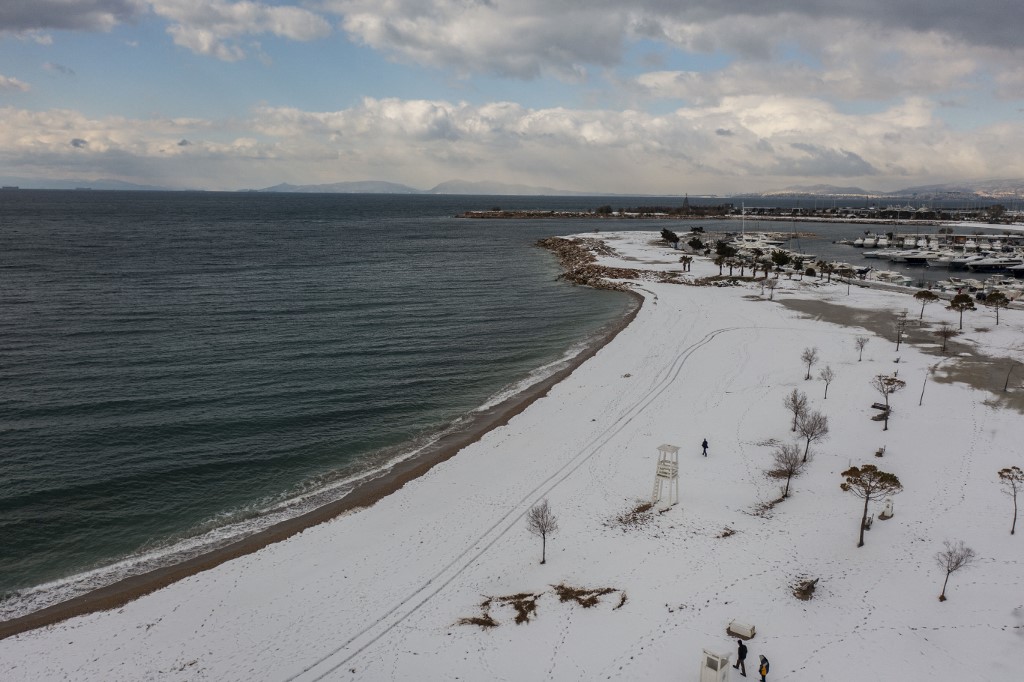 La neige perturbe à Istanbul et Athènes les trafics aérien et routier