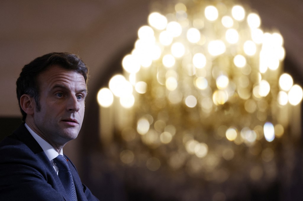 Présidentielle: le carburant augmente, Macron à nouveau face au piège du pouvoir d'achat