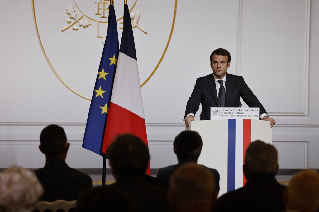 Le président français Emmanuel Macron prononce un discours lors d'une rencontre avec des représentants des familles des rapatriés d'Algérie de 1962 à l'Elysée à Paris, le 26 janvier 2022. (AFP)