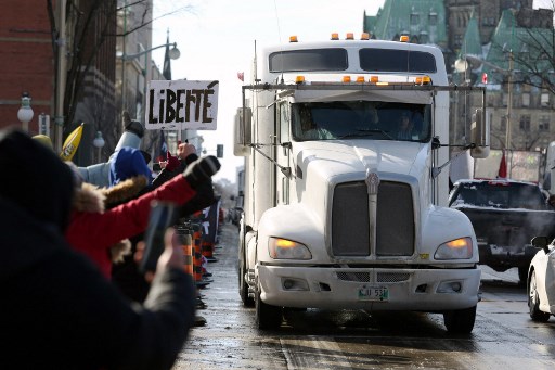 Canada: des centaines de camionneurs en route vers Ottawa pour manifester contre l'obligation vaccinale