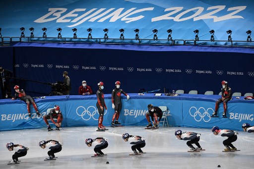 Les patineurs de vitesse sur courte piste du Canada et de la Corée du Sud participent à une séance d'entraînement au stade couvert de la capitale à Beijing le 31 janvier 2022 avant les Jeux olympiques d'hiver de Pékin 2022. (Anne-Christine Poujoulat/AFP)