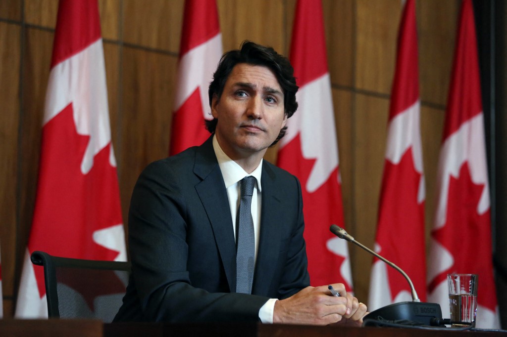 Sur cette photo d'archive prise le 12 janvier 2022, le premier ministre du Canada, Justin Trudeau, prend la parole lors d'une conférence de presse sur la situation de Covid-19 à Ottawa, au Canada. Le Premier ministre canadien Justin Trudeau a déclaré le 31 janvier 2022 via Twitter qu'il avait été testé positif au Covid-19 mais qu'il ne présentait pas de symptômes graves.(AFP)
