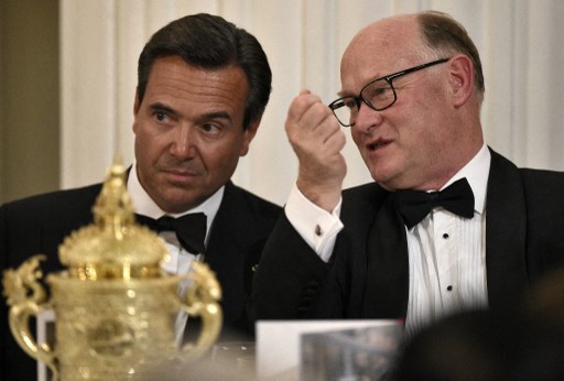 Antonio Horta-Osorio (à gauche), s'entretient avec le président du groupe HSBC Douglas Flint lors d’un dîner de banquiers à The Mansion House à Londres le 10 juin 2015. (Léon Neal/AFP)