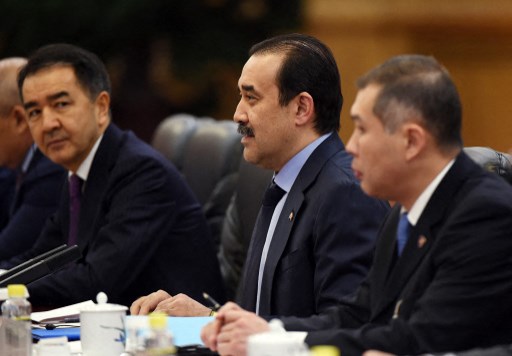 L’ancien Premier ministre kazakh Karim Massimov (au centre) lors d'une rencontre avec le Premier ministre chinois Li Keqiang dans le Grand Palais du Peuple à Pékin le 14 décembre 2015. (Greg Baker / Piscine / AFP)