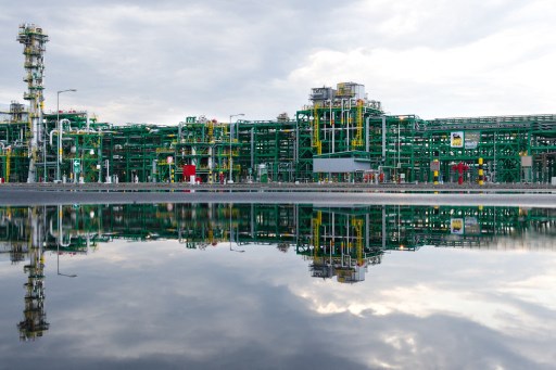 Une vue générale prise le 30 juin 2013 montre l'usine pétrolière de Bolashak sur le champ pétrolier offshore de Kashagan près d'Atyrau au Kazakhstan. (Leon Neal / Pool/AFP)