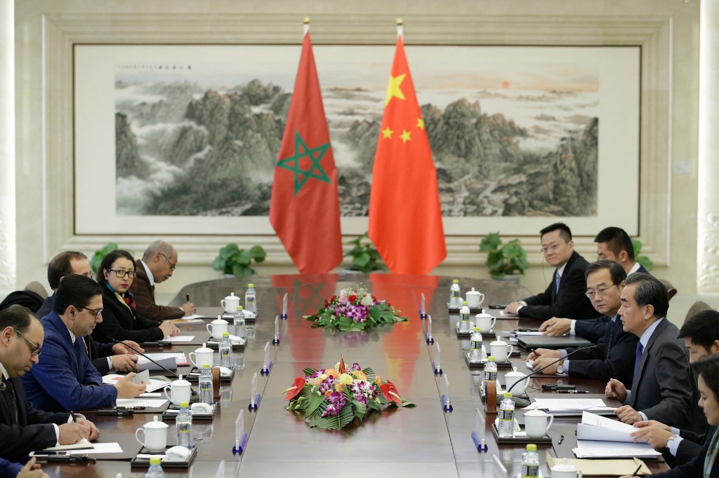 Archives, le ministre chinois des Affaires étrangères Wang Yi (3e D) assiste à une réunion avec le ministre marocain des Affaires étrangères Nasser Bourita (2e G) à Beijing le 17 novembre 2017. (AFP)