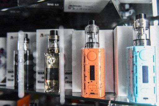 La cigarette électronique, aide ou danger? Le débat ressurgit