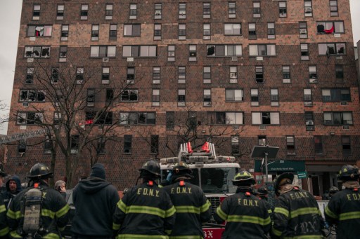 Des «enfants criaient au secours!»: au moins 19 morts dans l'incendie d'un immeuble à New York