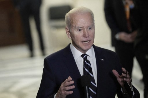 Le président américain Joe Biden s'adresse aux journalistes après une réunion avec les démocrates du Sénat, le 13 janvier 2022 à Washington, DC. (Photo, AFP)