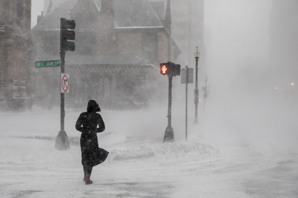 «Bombe cyclonique» aux Etats-Unis: Boston sous 60 cm de neige, un record