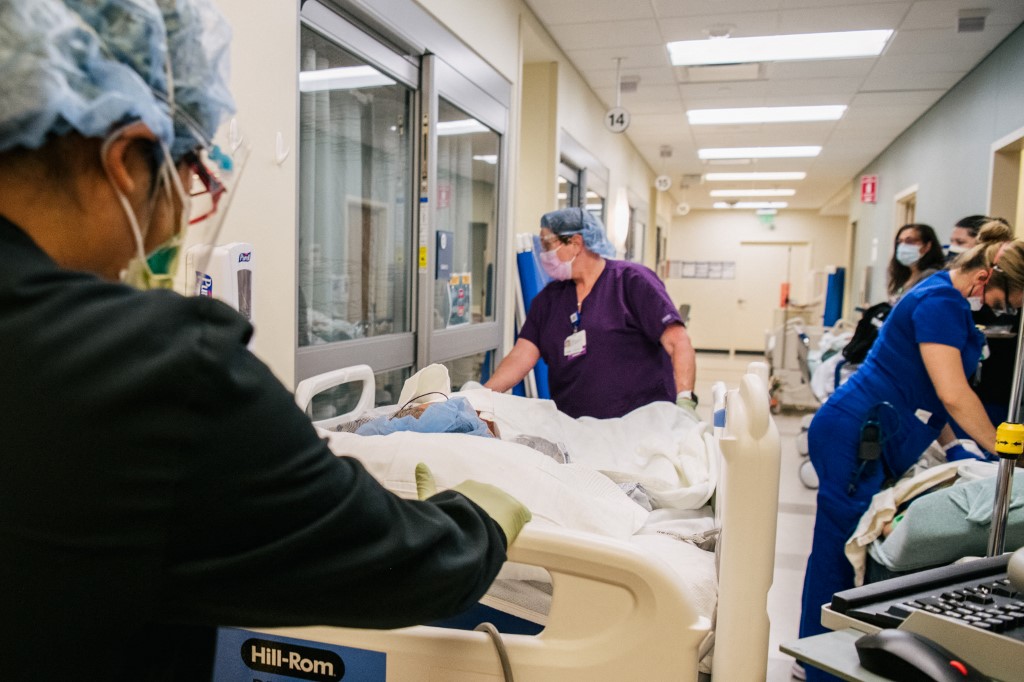 Etats-Unis: face au Covid, les infirmières itinérantes gardent les hôpitaux à flot