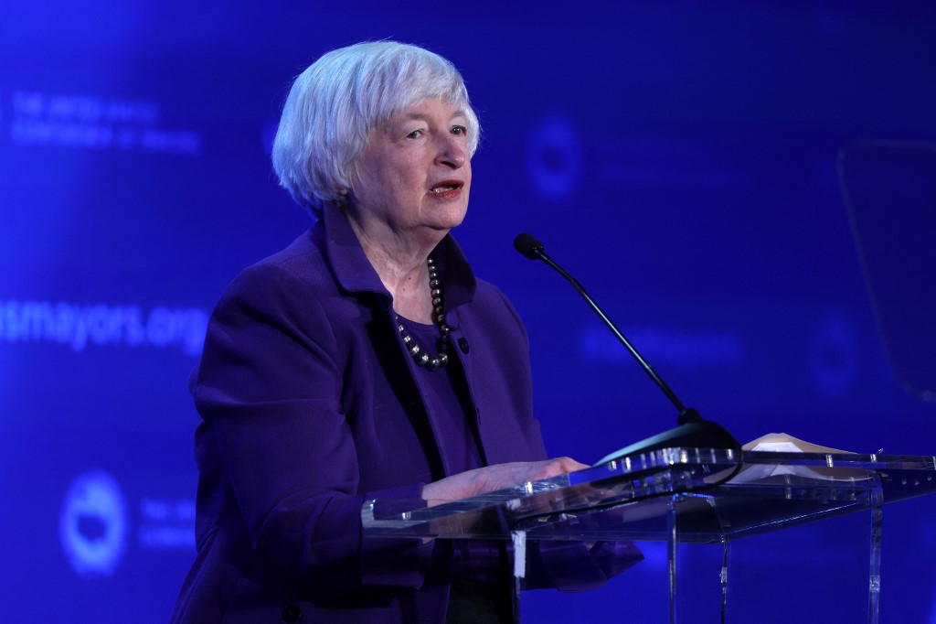 Omicron pèse sur la croissance américaine, mais ne la fera pas dérailler, assure Janet Yellen