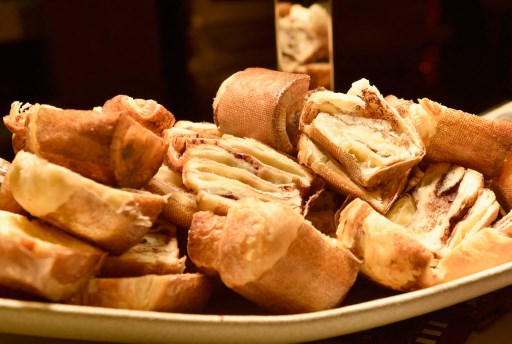 La brioche est servie au stand Guy Savoy lors de Vegas Uncork'd by Bon Appetit présenté par Chase Sapphire Preferred 10e anniversaire Grand Tasting au Caesars Palace le 29 avril 2016 à Las Vegas, Nevada. (David Becker/Getty Images pour Vegas Uncork'd par Bon Appétit)