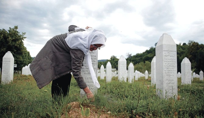 Une femme nettoie la tombe de son mari près de Srebrenica, en Bosnie-Herzégovine, en 2015. (Reuters/ Photo d’archive)