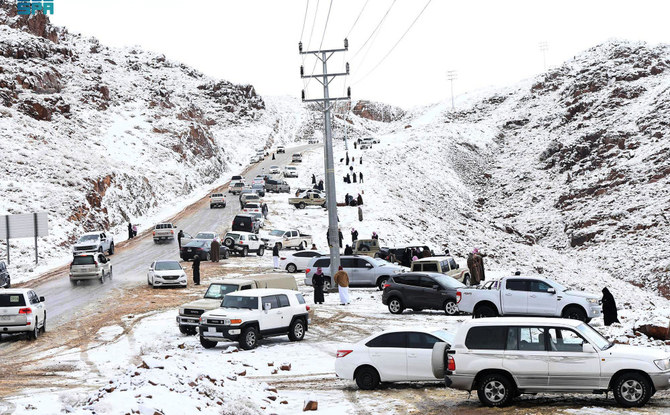 La neige attire chaque année des touristes de tout le Royaume à Tabouk ; si les gens seront moins nombreux à se rendre sur place cette année en raison de la Covid-19, certains ont tout de même conduit leur voiture du Qatar pour prendre des photos de la neige qui tombait. (SPA)
