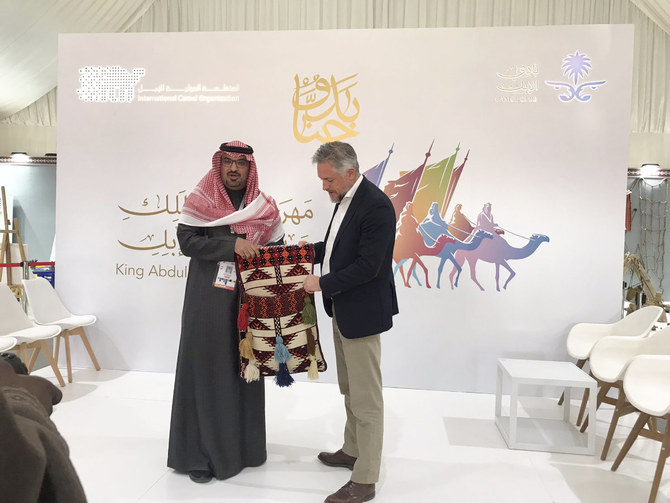 L’ambassadeur de l’Union européenne en Arabie saoudite visite le Festival des chameaux du roi Abdelaziz