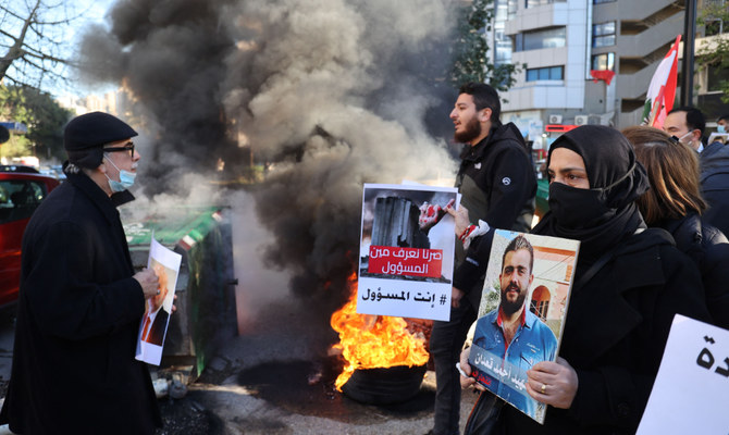 Les familles des victimes de l’explosion de Beyrouth manifestent devant le palais de Justice