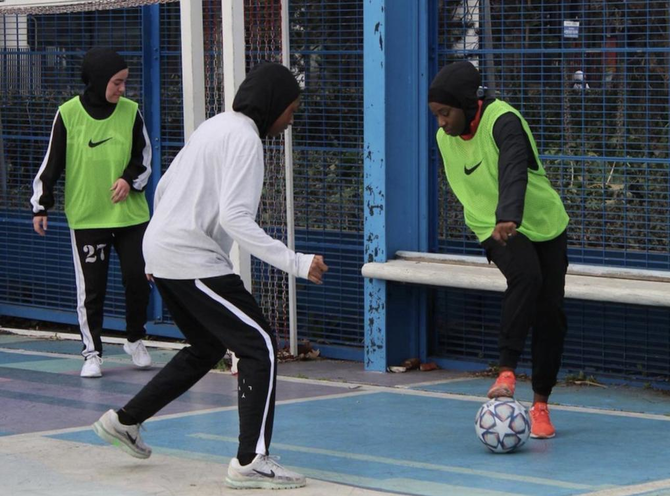 Des footballeuses musulmanes contestent l'interdiction française du hijab pendant les matchs