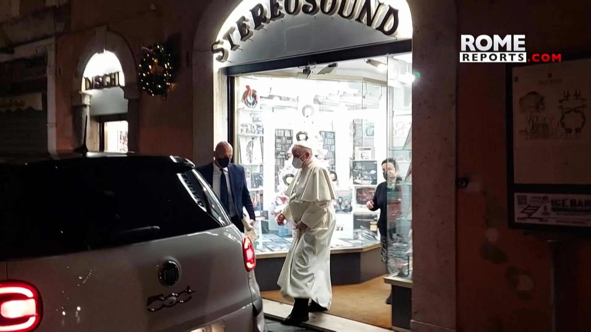 Visite surprise du pape François chez un disquaire à Rome