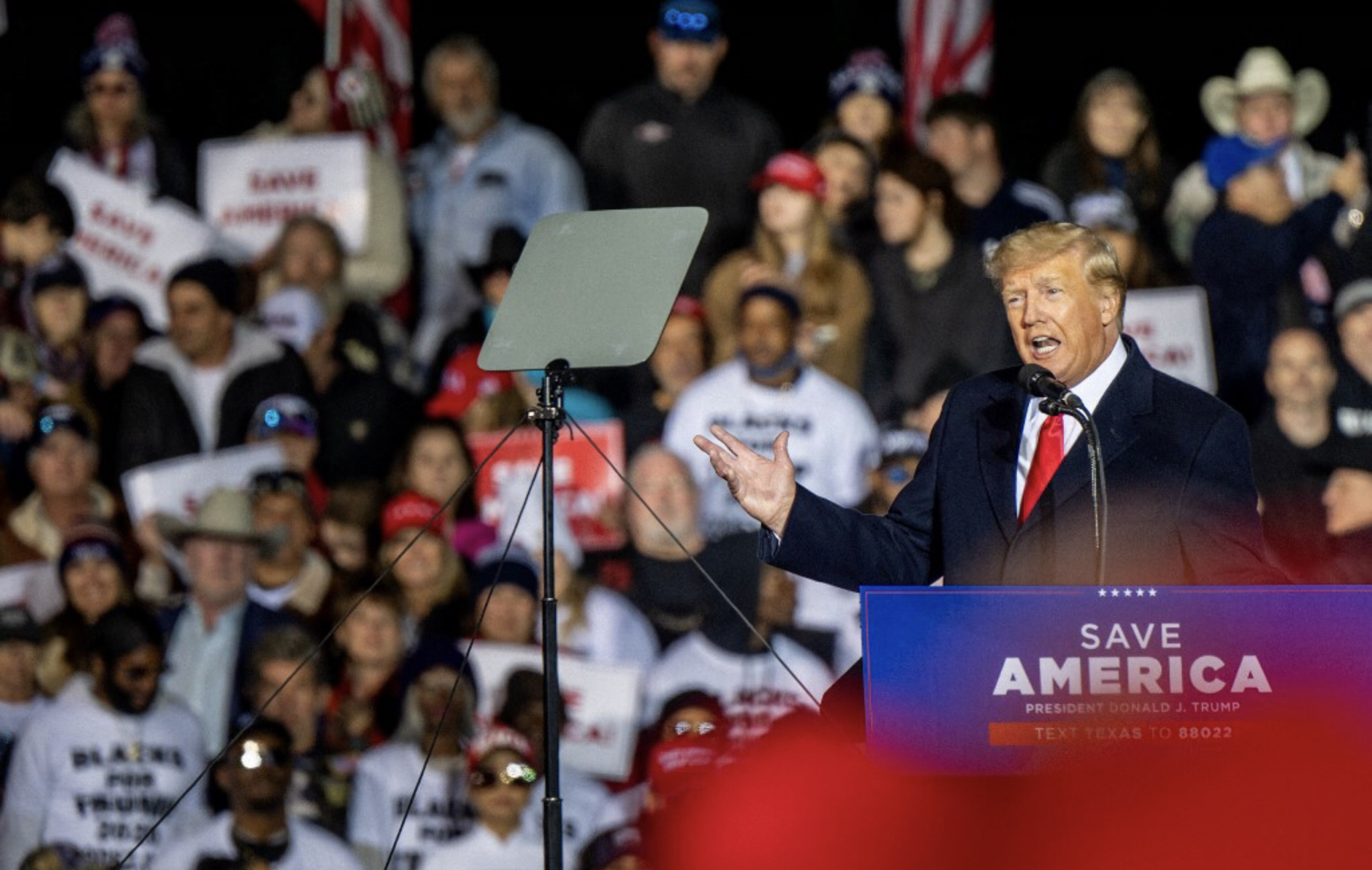En meeting au Texas, Trump envisage de grâcier des assaillants du Capitole