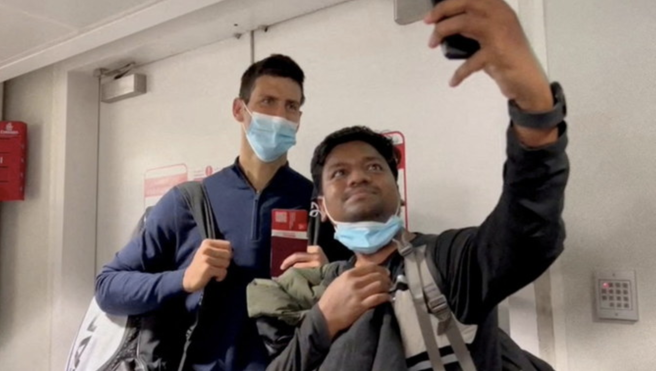 Au lieu de jouer son match en Australie, Djokovic prend des photos avec des fans à l’aéroport de Dubaï