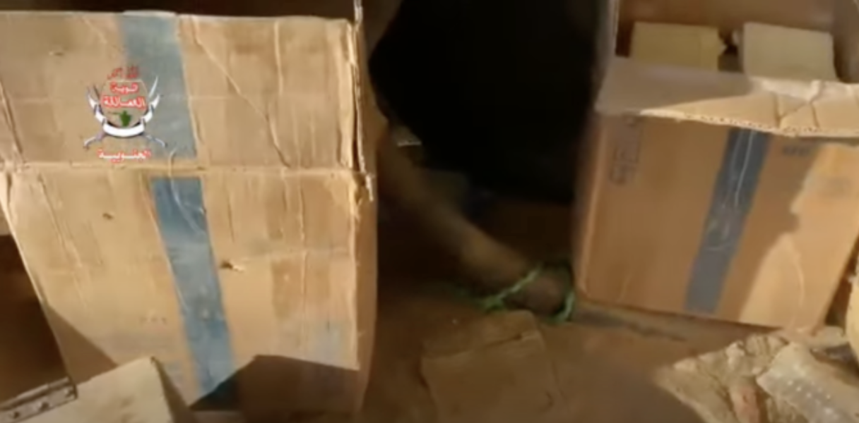 La Brigade des géants découvre des armes dissimulées par les Houthis dans des caisses portant le logo de l’ONU