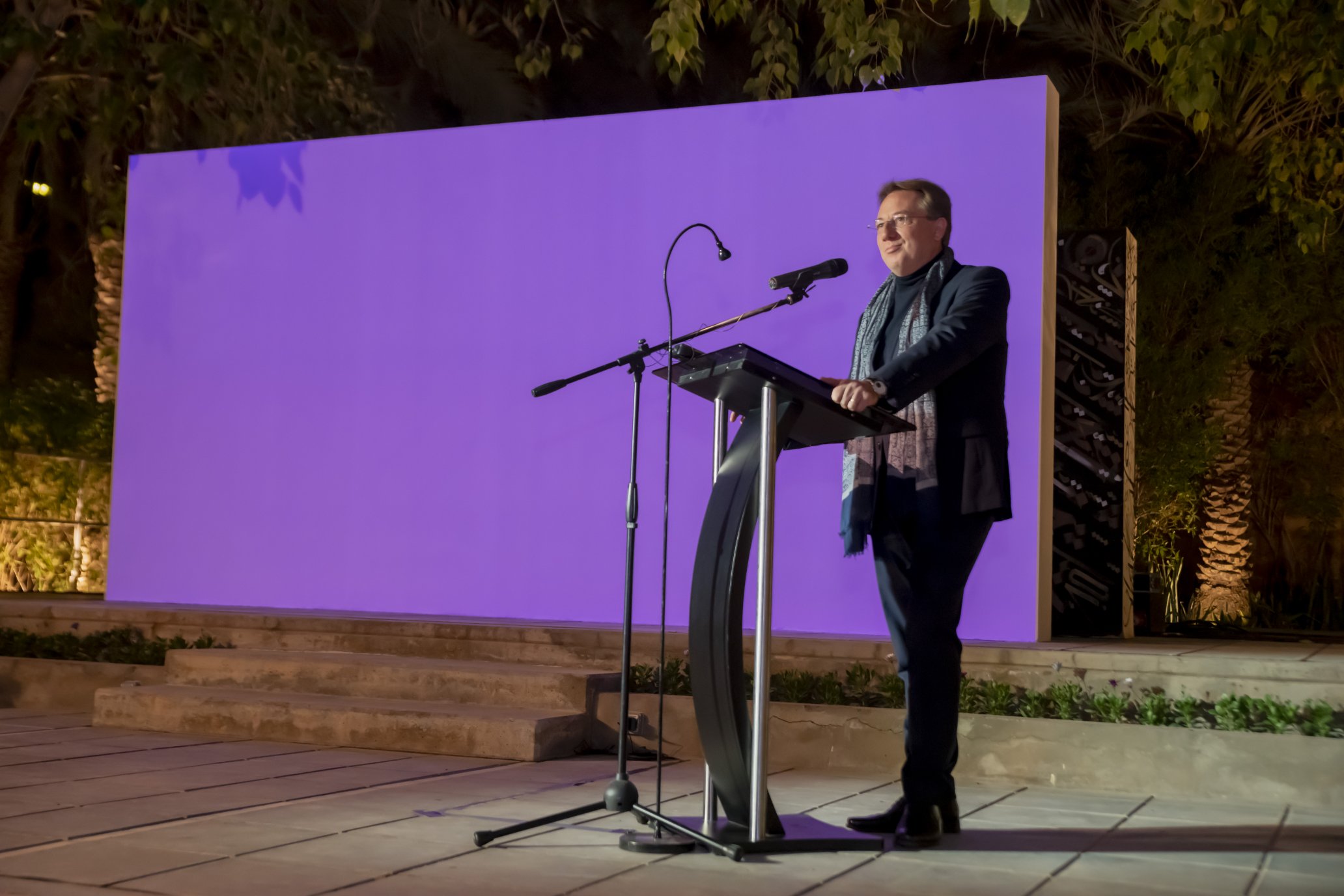 L’ambassadeur de France à Riyad, M. Ludovic Pouille, s’adressant aux invités lors de la soirée de clôture du Festival du design saoudien à la résidence de France à Riyad. (Photo tirée du compte Twitter @ludovic_pouille)