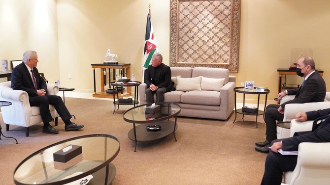Le roi Abdallah II de Jordanie, accompagné du ministre des Affaires étrangères, Ayman Safadi, s’entretient avec le ministre israélien de la Défense, Benny Gantz, dans la capitale Amman, le 5 janvier 2021. (AFP)