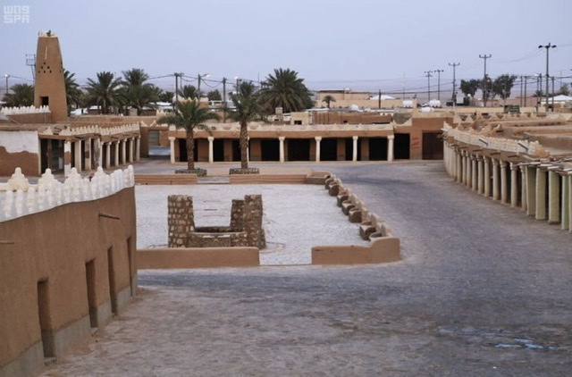 Les visiteurs du festival peuvent visiter le palais historique du roi Abdelaziz, les puits, les routes et les monuments historiques, en empruntant des itinéraires et des chemins préétablis. (SPA)