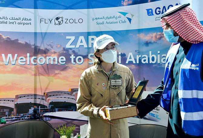 Une adolescente pilote qui fait le tour du monde fait une escale en Arabie saoudite