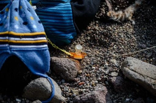 Une scène qui se répète : une tétine à côté du corps d'un enfant sur une plage du district de Bademli à Canakkale, le 30 janvier 2016, après qu'au moins 33 migrants se sont noyés lorsque leur bateau a coulé dans la mer Égée alors qu'ils tentaient de passer de la Turquie à la Grèce. (Ozan Kose/AFP)