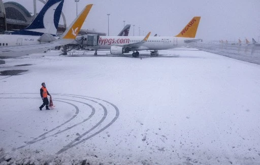 Trafic interrompu à l'aéroport d'Istanbul en raison de la neige