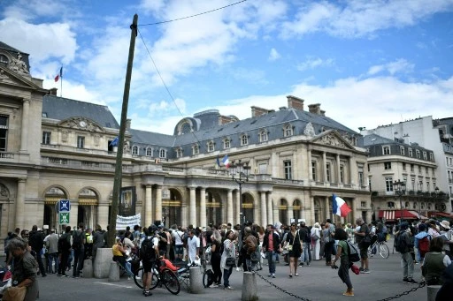 Des manifestants devant le Conseil constitutionnel, à Paris, contre la vaccination obligatoire de certains travailleurs et l'utilisation obligatoire du pass sanitaire, le 5 août 2021. (Stéphane De Sakutin/AFP)