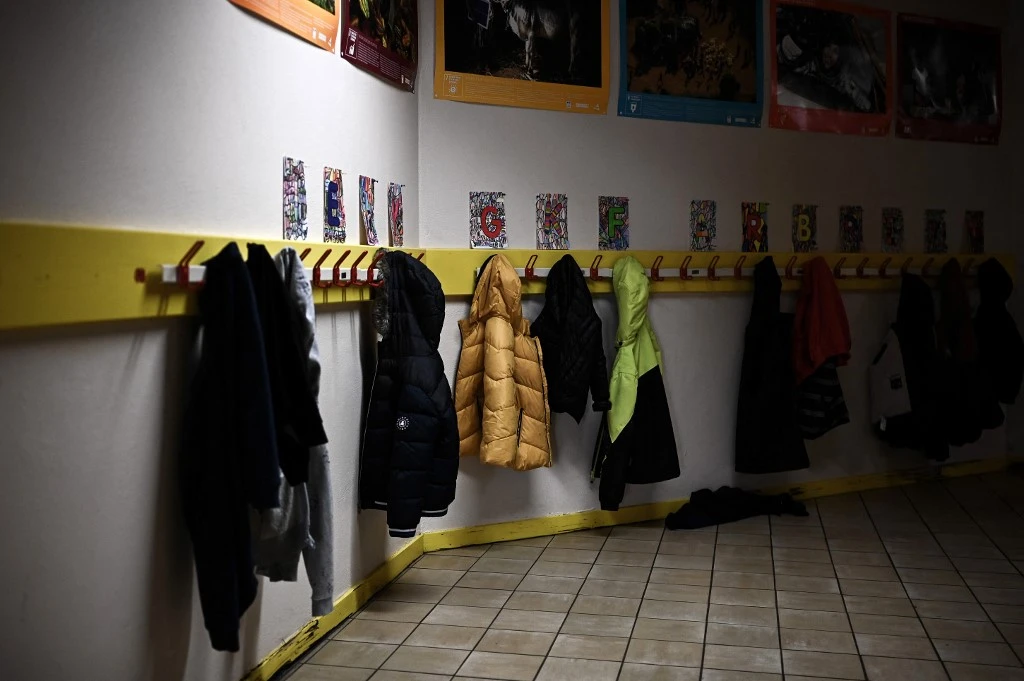 Malgré une légère adaptation du dispositif, les syndicats tirent la sonnette d'alarme, et ont appelé à une grève nationale le jeudi 13 janvier "pour obtenir les conditions d'une école sécurisée sous Omicron" (AFP)